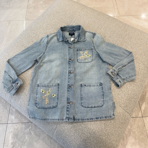 NWT Curve Appeal Light Wash Denim Jacket w/ Floral Appliqué – Size M - Picture 6 of 8